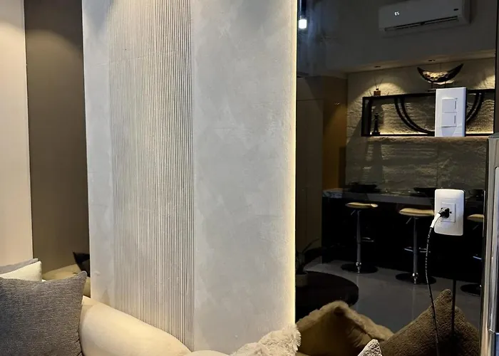 Stylish 1br Inside Bgc At Uptown Parksuites - 24k